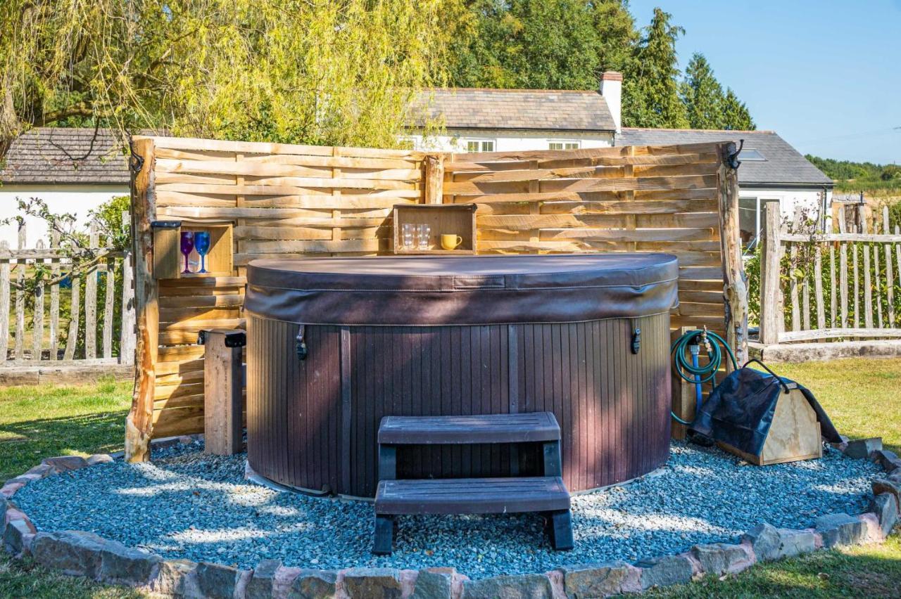 The Hideaway Hut - 1 Bed Shepherds Hut - เฮริฟอร์ด ภายนอก รูปภาพ